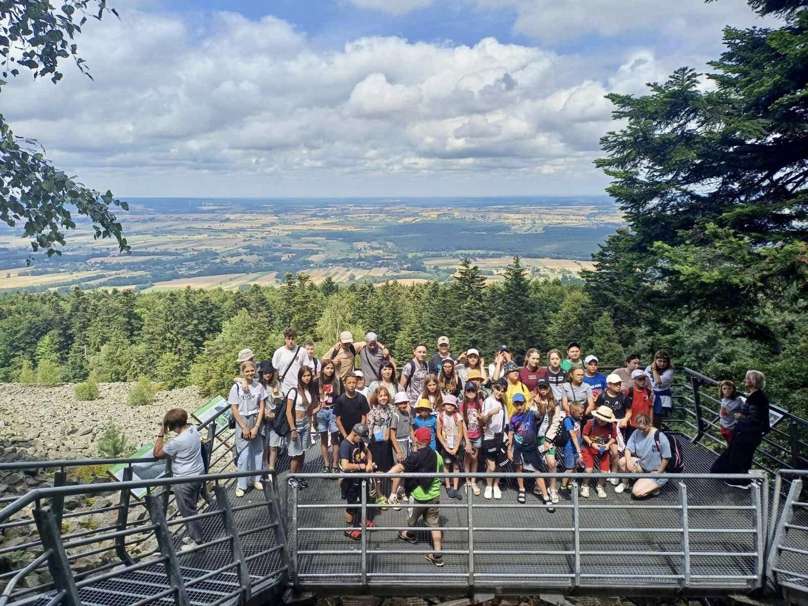 група дітей на оглядовому майданчику під час відпочинку
