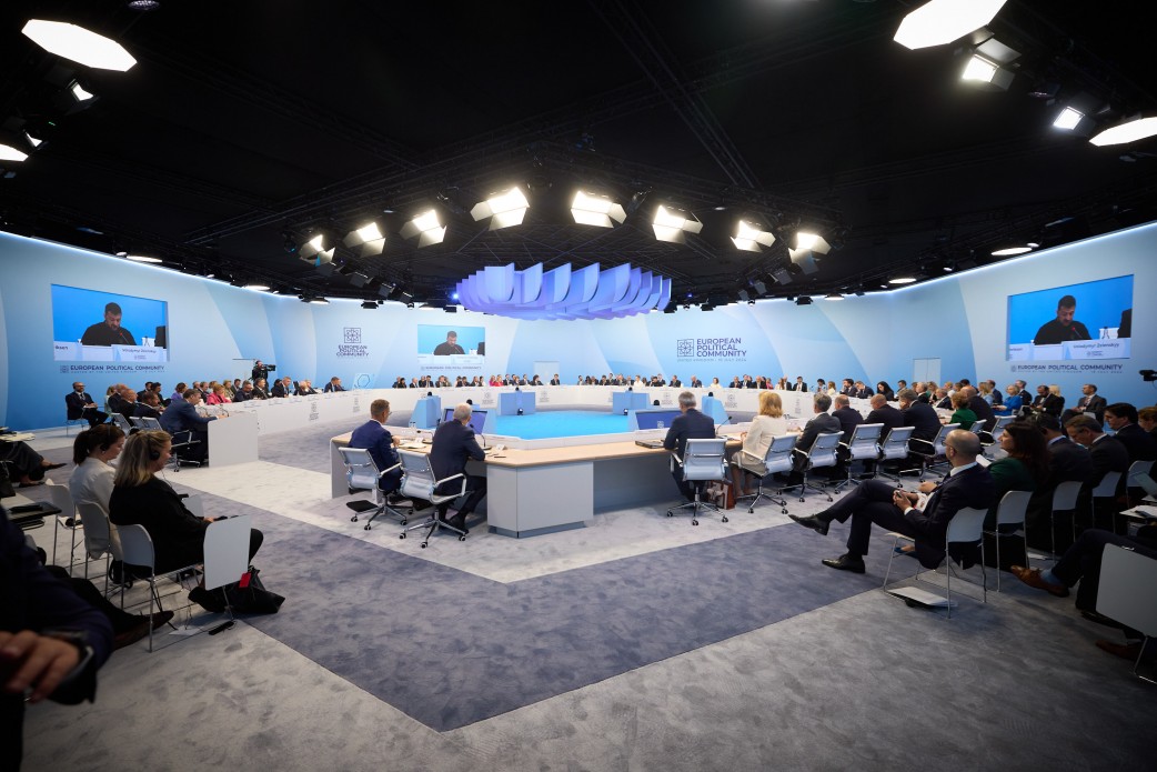 Учасники ІV саміту Європейської політичної спільноти за столом