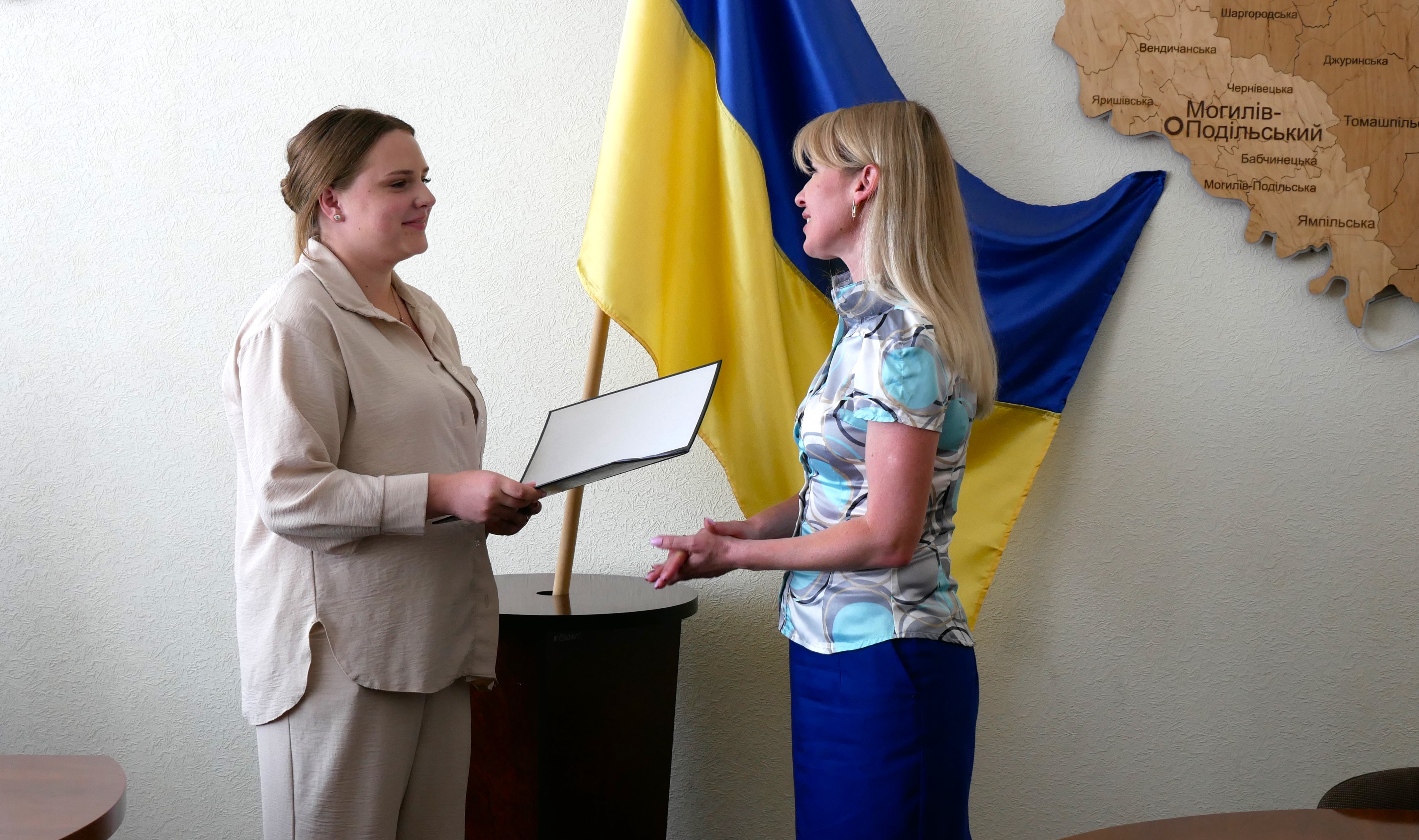 Директор Департаменту інформаційної діяльності та комунікацій з громадськістю ОВА Світлана Юзвак та Катерина Іщенко 