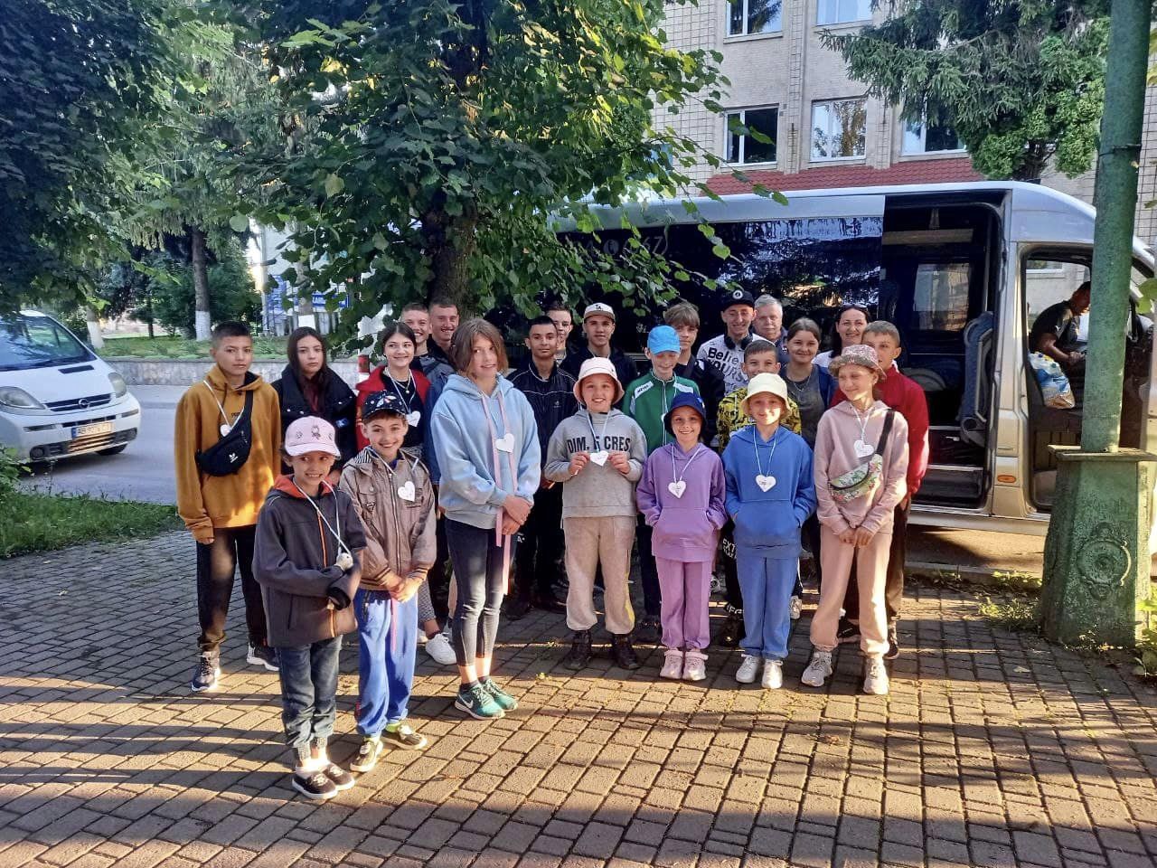 Діти з великих прийомних родин поїхали на оздоровчий відпочинок до табору «Артек-Буковель»