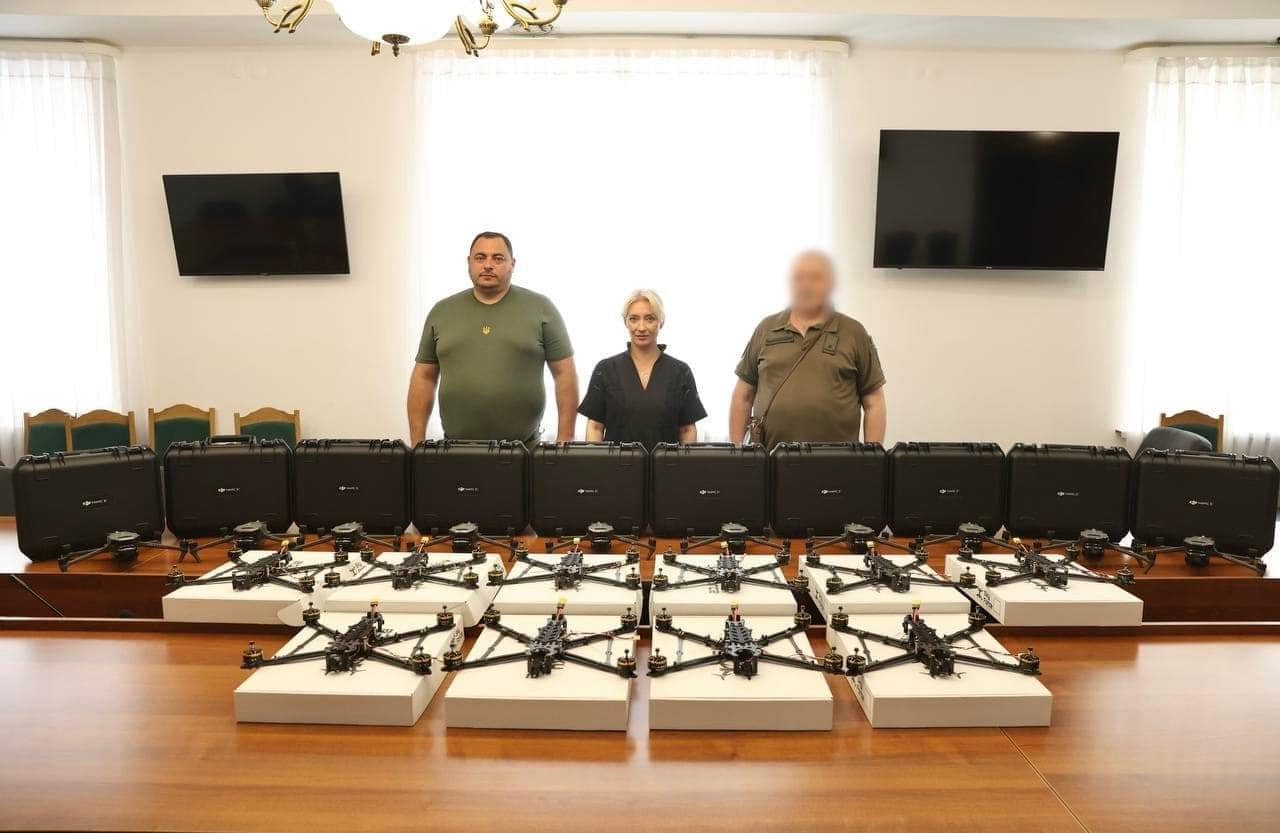 Перша заступниця Начальника ОВА Наталя Заболотна та військові під час передачі дронів