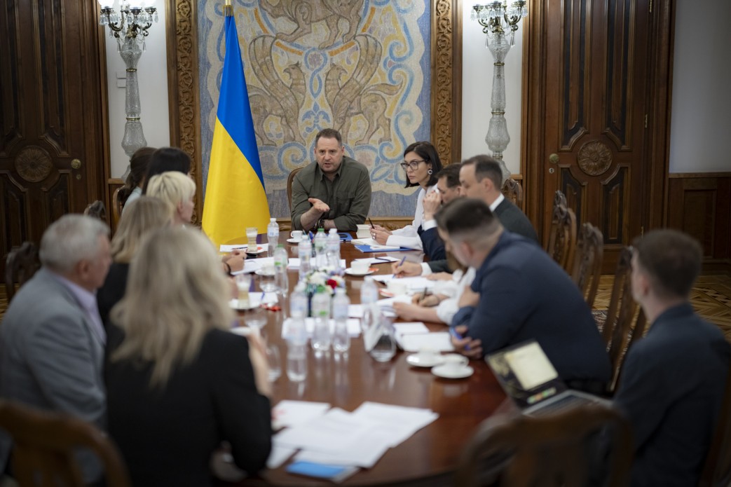 керівник Офісу Президента України Андрій Єрмак та учасники зустрічі