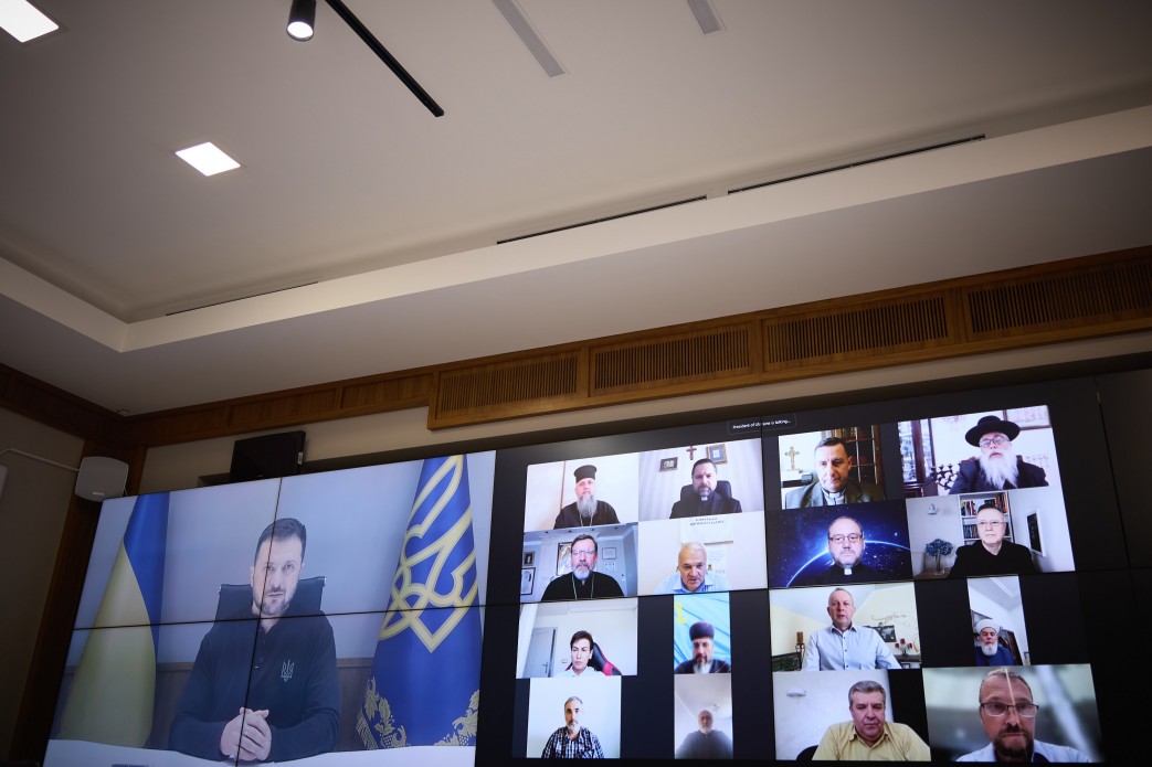 Президент України Володимир Зеленський та учасники зустрічі під час відеоконференції 