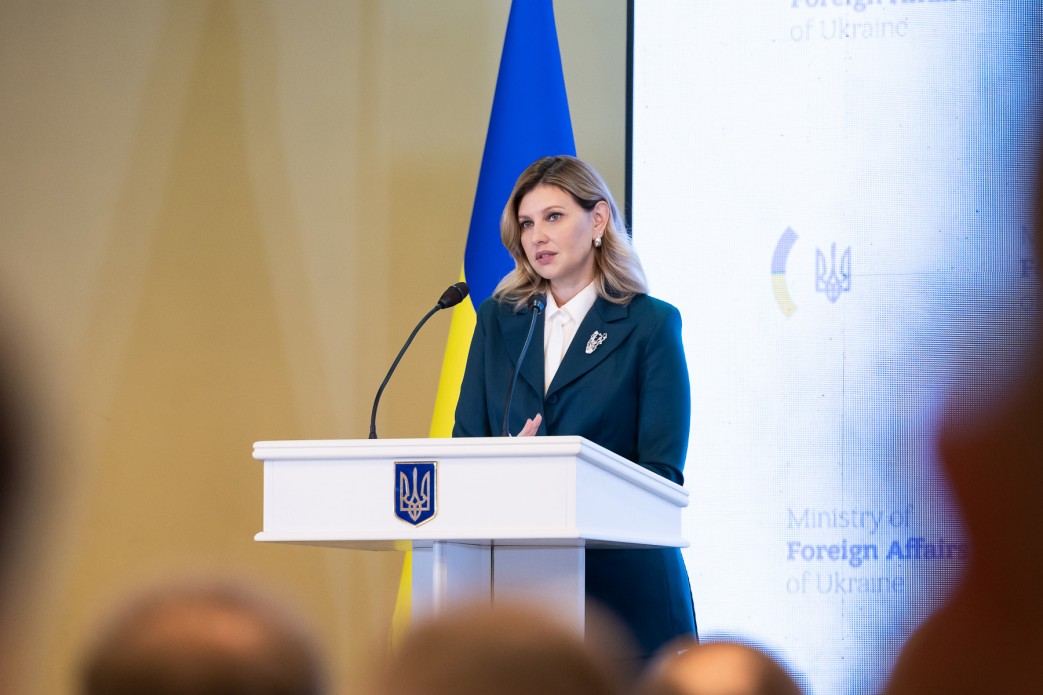 перша леді України Олена Зеленська за трибуною
