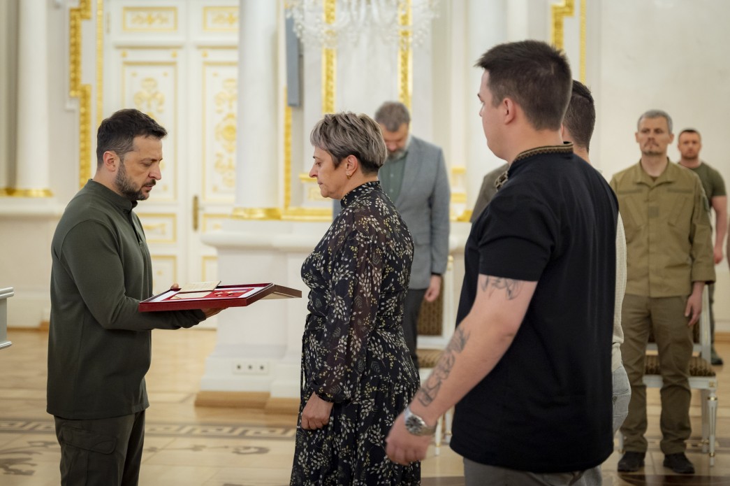 Президент України Володимир Зеленський під час зустрічі з рідними загиблих Захисників