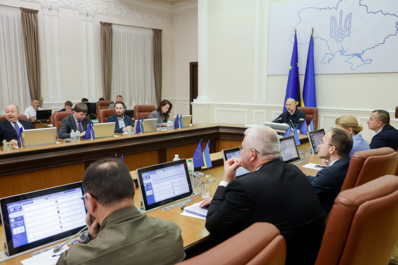 Прем’єр-міністр Денис Шмигаль та учасники засідання 