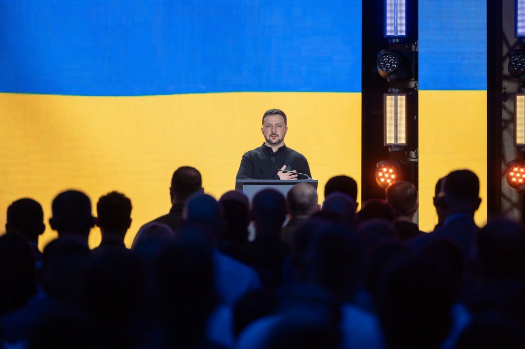 Президент України Володимир Зеленський за трибуною