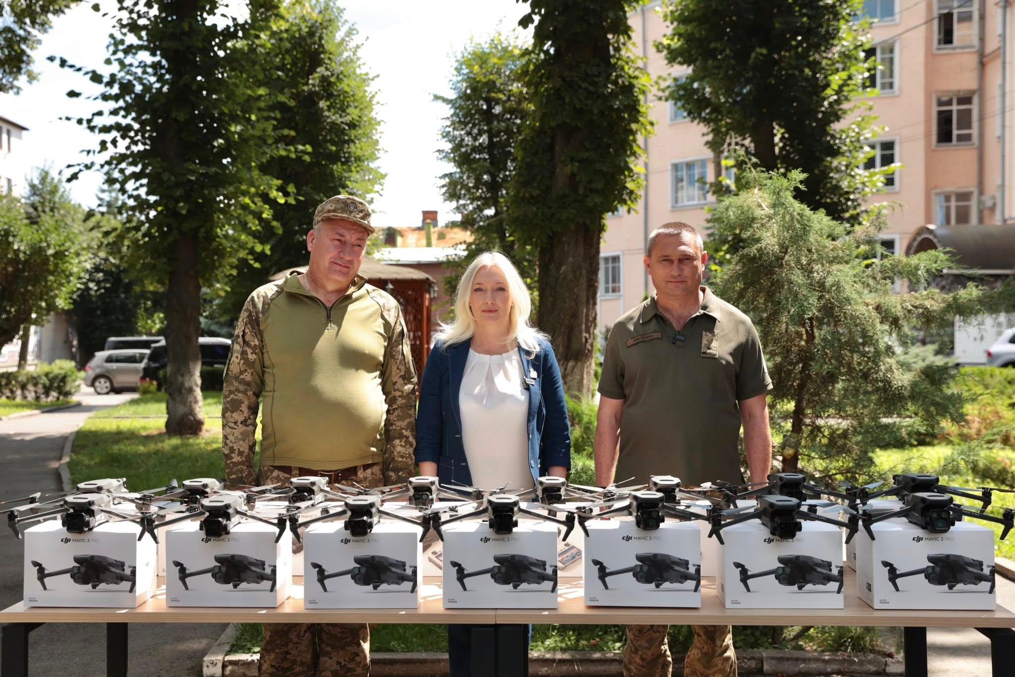 Перша заступниця начальника ОВА Наталя Заболотна та військові