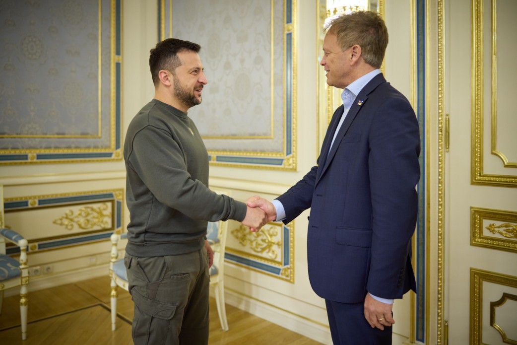 Люди в залі