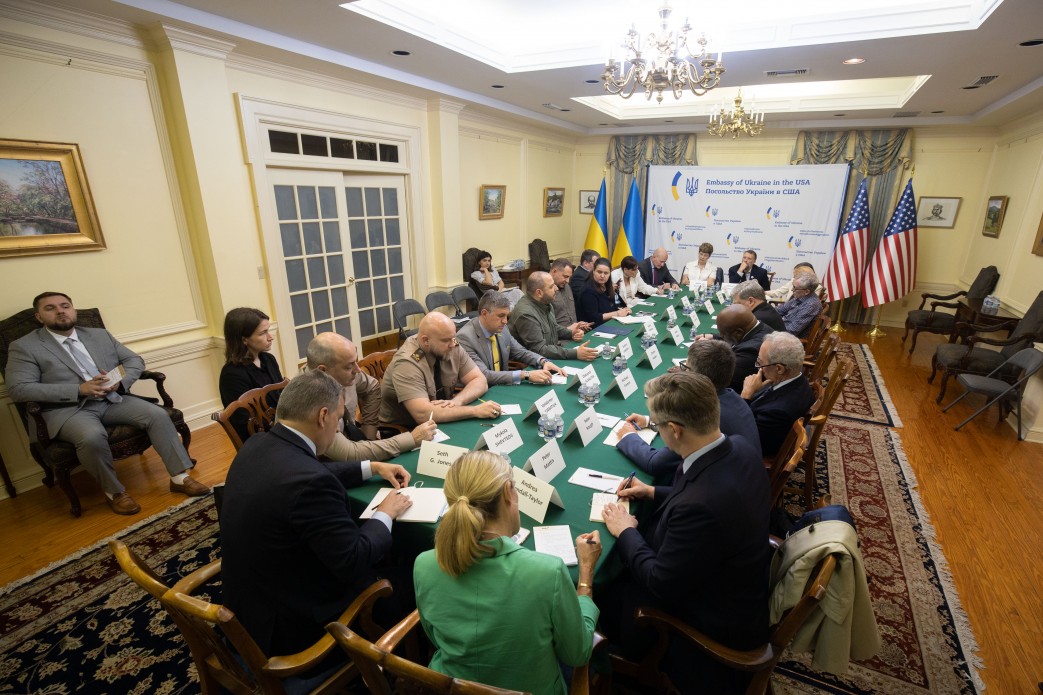 керівник Офісу Президента Андрій Єрмак та учасники зустрічі