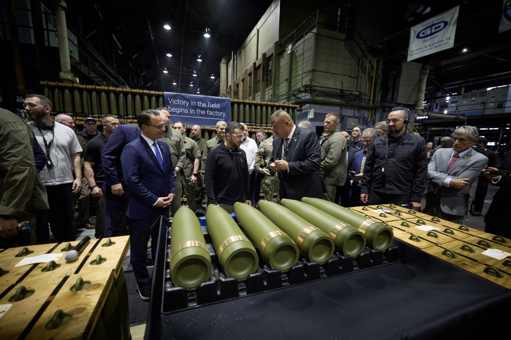 Президент України Володимир Зеленський та учасники візиту  під час відвідання Скрентонського армійського боєприпасного заводу