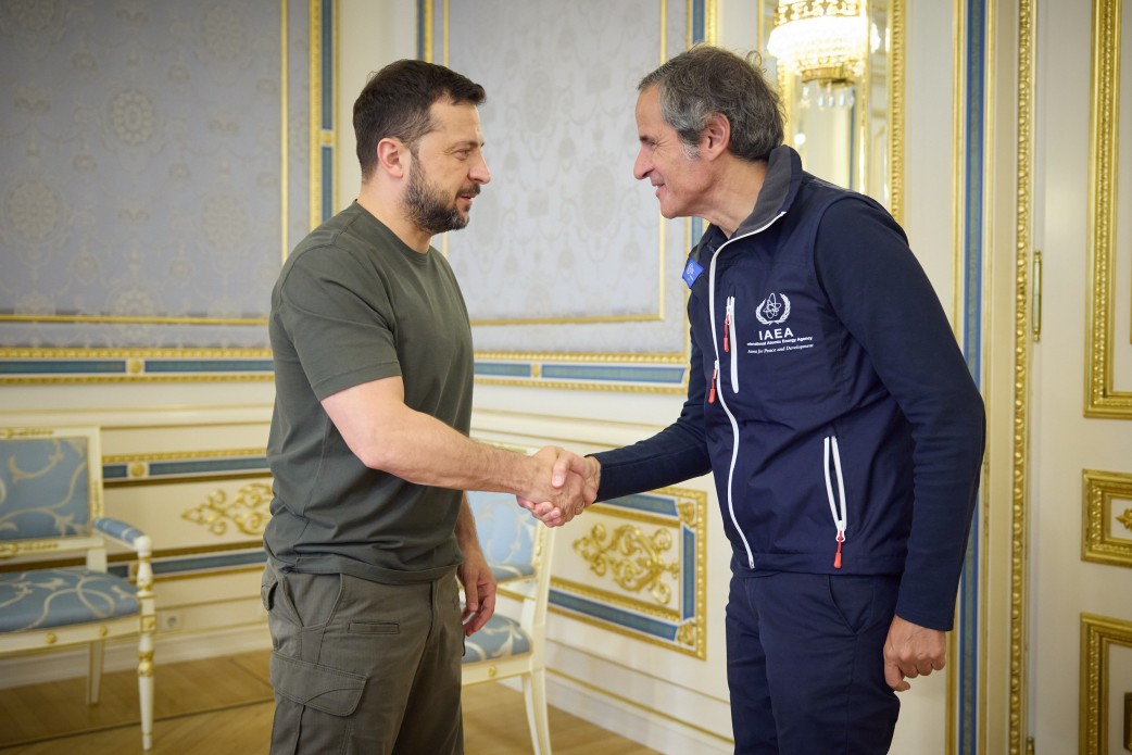 Президент України Володимир Зеленський та генеральний директор Міжнародного агентства з атомної енергії (МАГАТЕ) Рафаель Гроссі 