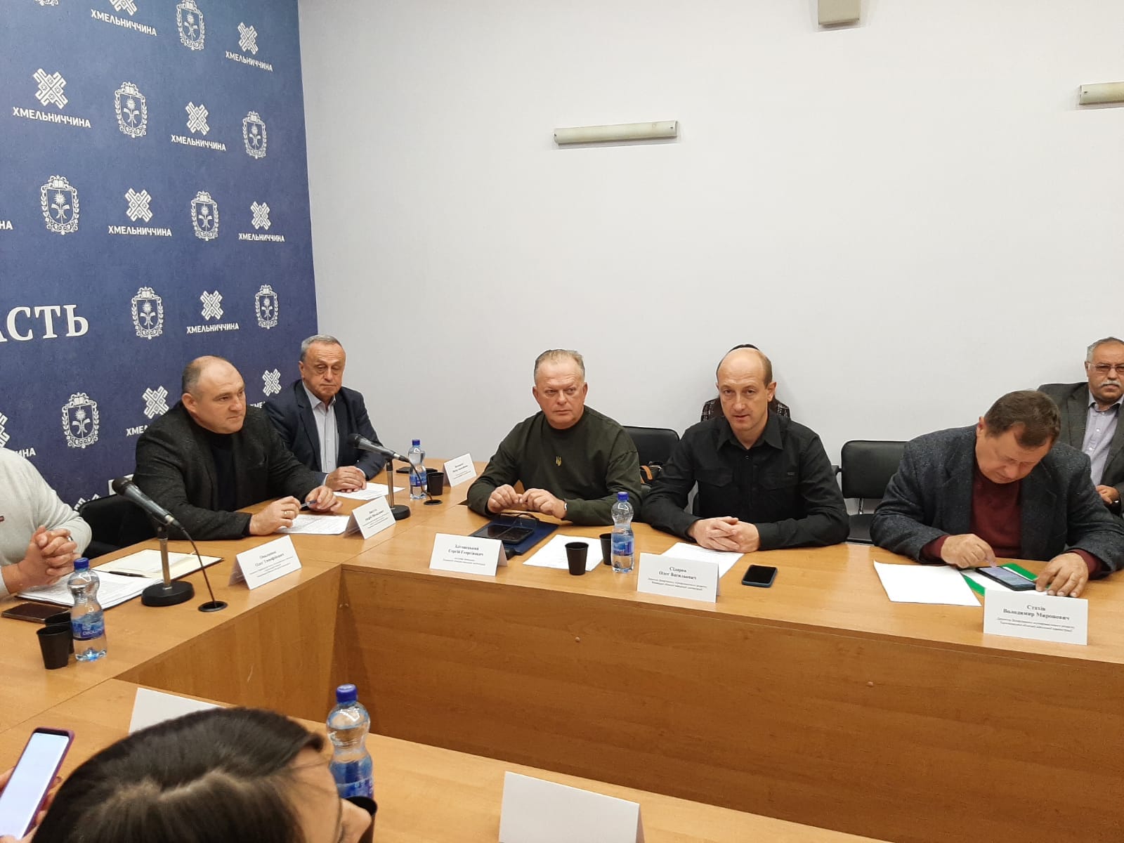 Люди в залі