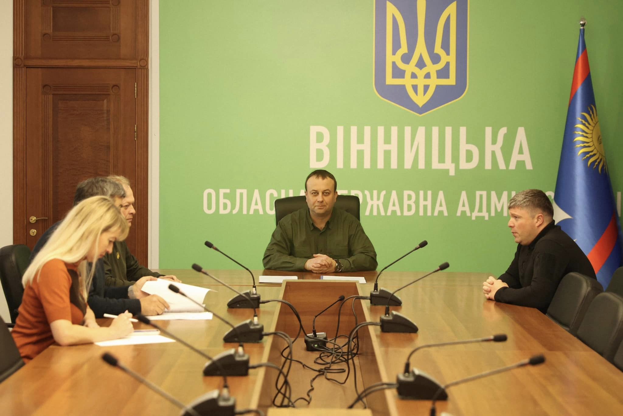 люди в залі засідань 