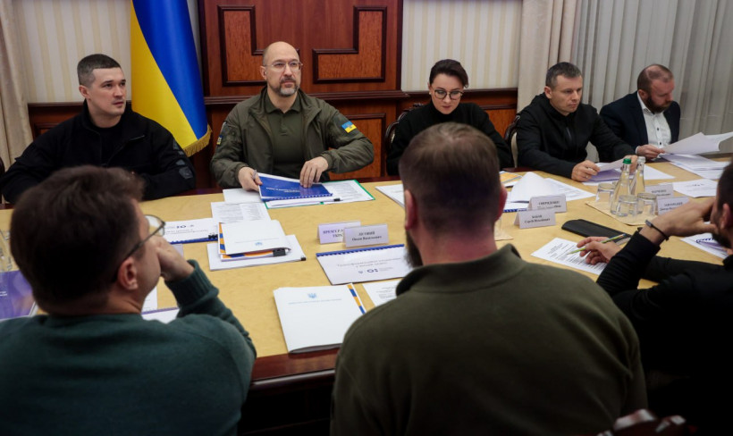 Люди в залі