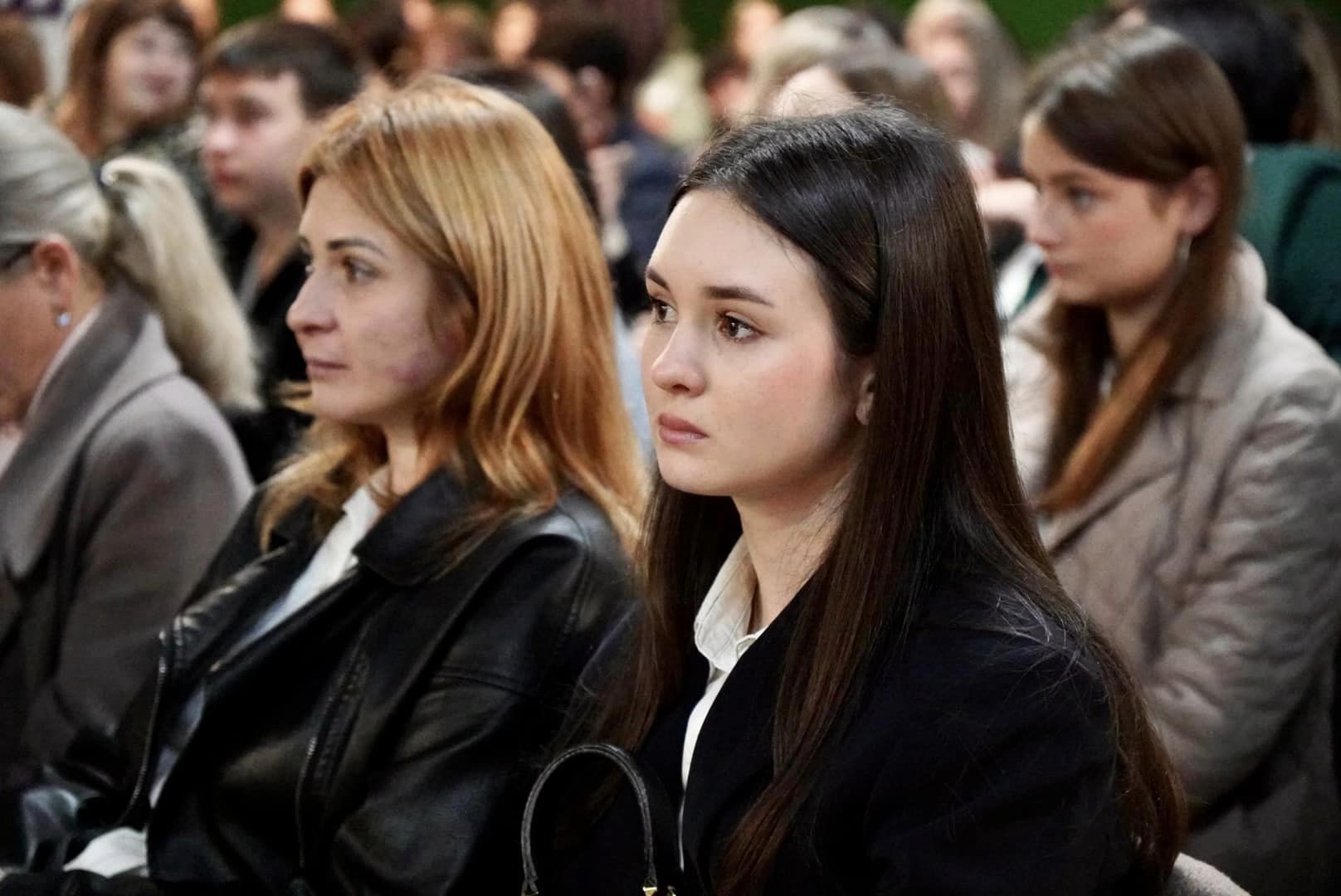 Люди в залі