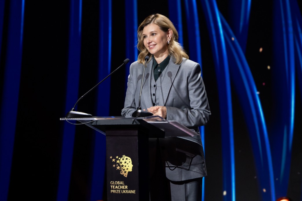 перша леді України Олена Зеленська за трибуною