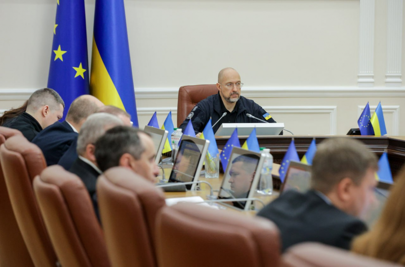 Прем’єр-міністр  України Денис Шмигаль та учасники засідання 