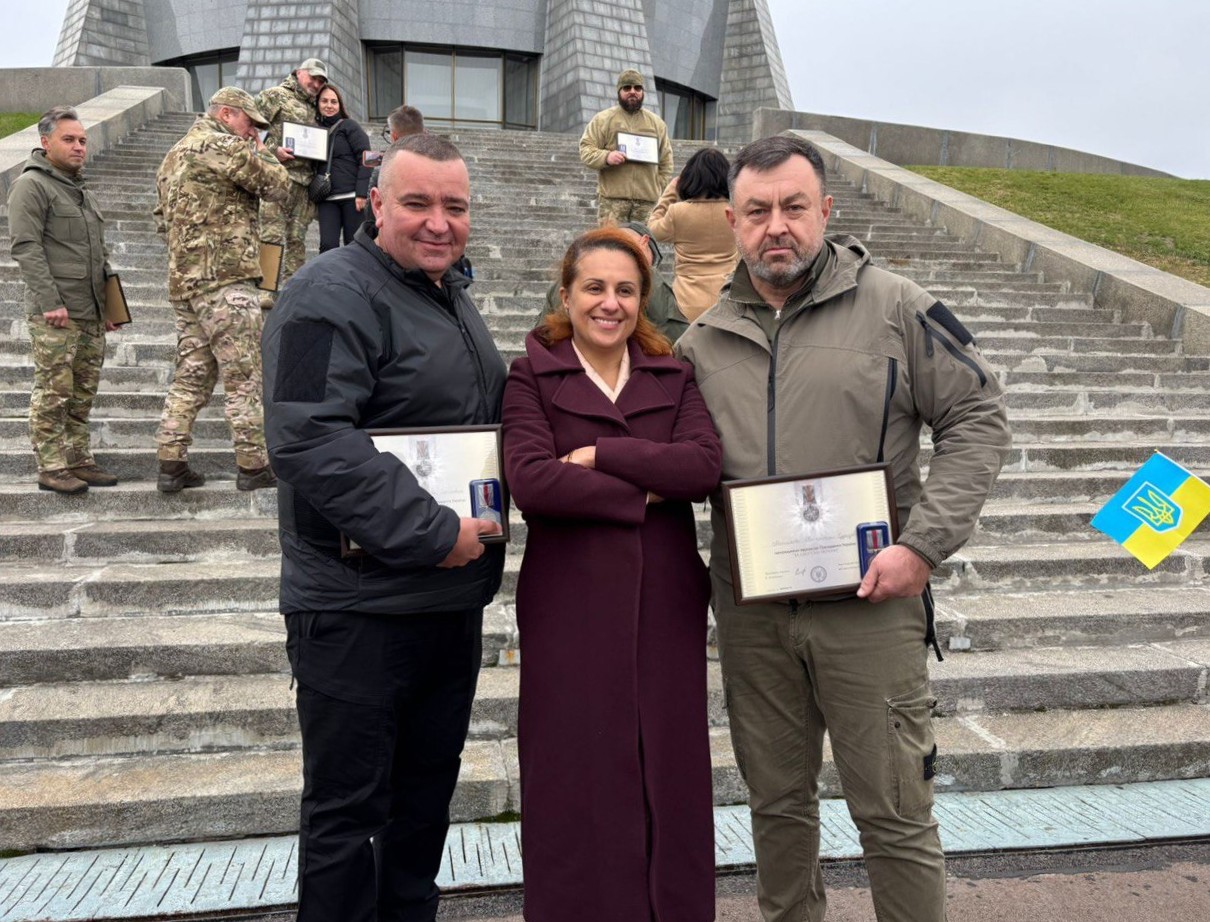 Міністр у справах ветеранів Наталя Калмикова, директор Департаменту оборонної роботи та забезпечення правопорядку Вінницької ОВА Костянтин Меньшіков та головний інженер Вінницької філії ТОВ «Газмережі» Олександр Літянський