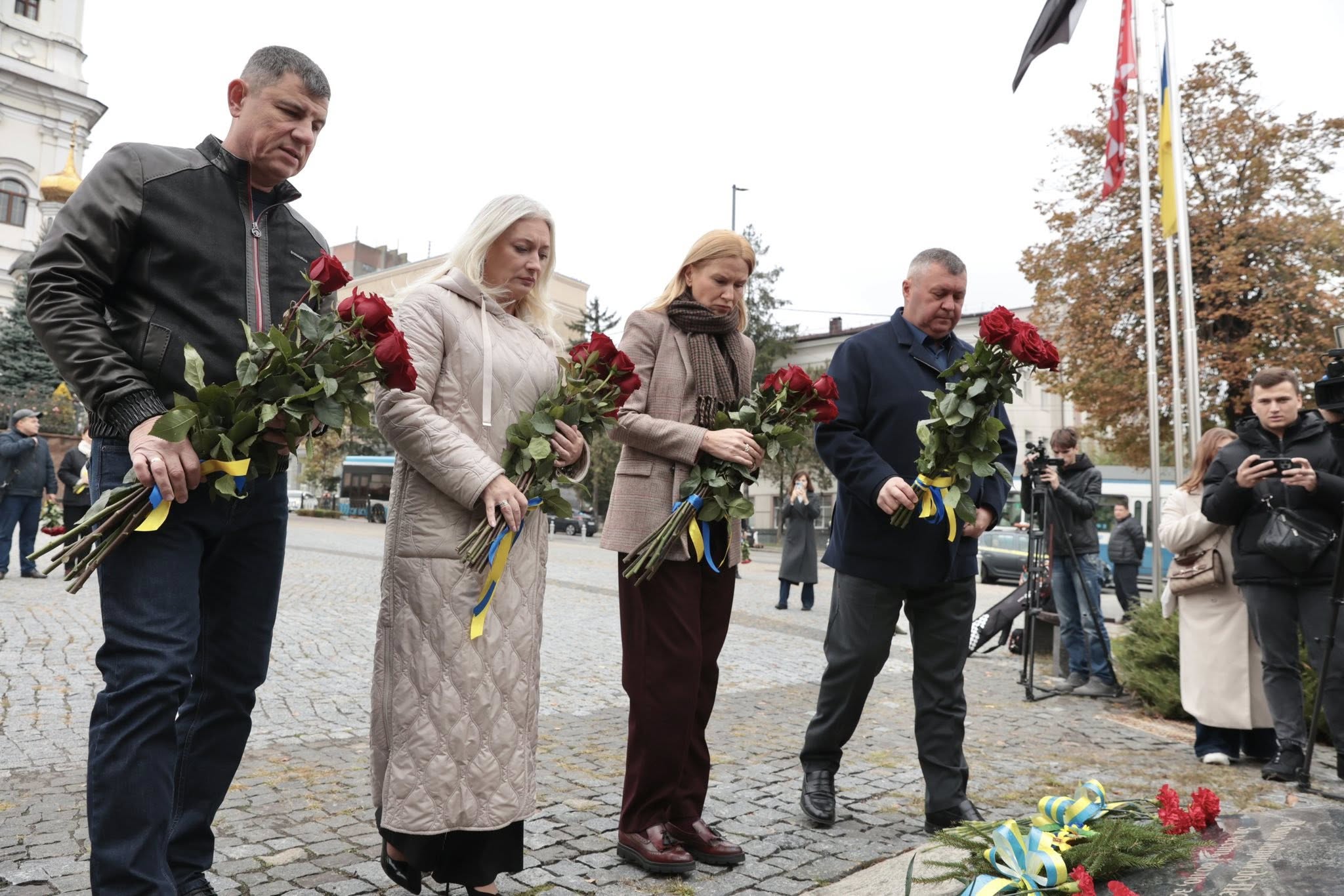 Перша заступниця начальника ОВА Наталя Заболотна разом із Віцеспікеркою Верховної Ради України Оленою Кондратюк схилили голови у пам’яті за загиблими Захисниками і Захисницями України та всіма жертвами російської агресії
