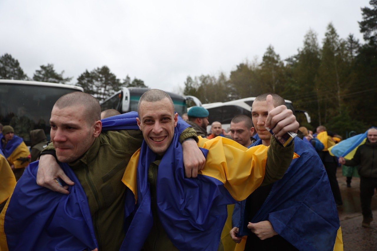Ще 185 наших захисників та 20 цивільних повернено з російського полону!