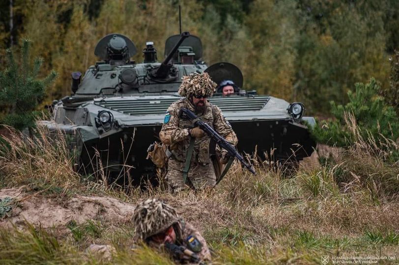 військові