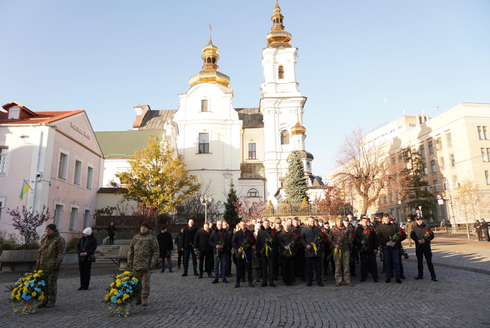 Учасники покладання квітів до Пам’ятного знаку Небесній Сотні та загиблим Героям російсько-української війни, вшанували всіх, хто загинув за незалежність, суверенітет і територіальну цілісність України