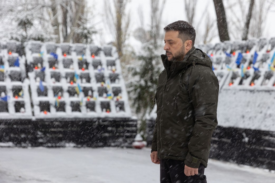 Президент України Володимир Зеленський, який ушановує пам’ять українців, які загинули під час Революції Гідності на Алеї Героїв Небесної Сотні в Києві