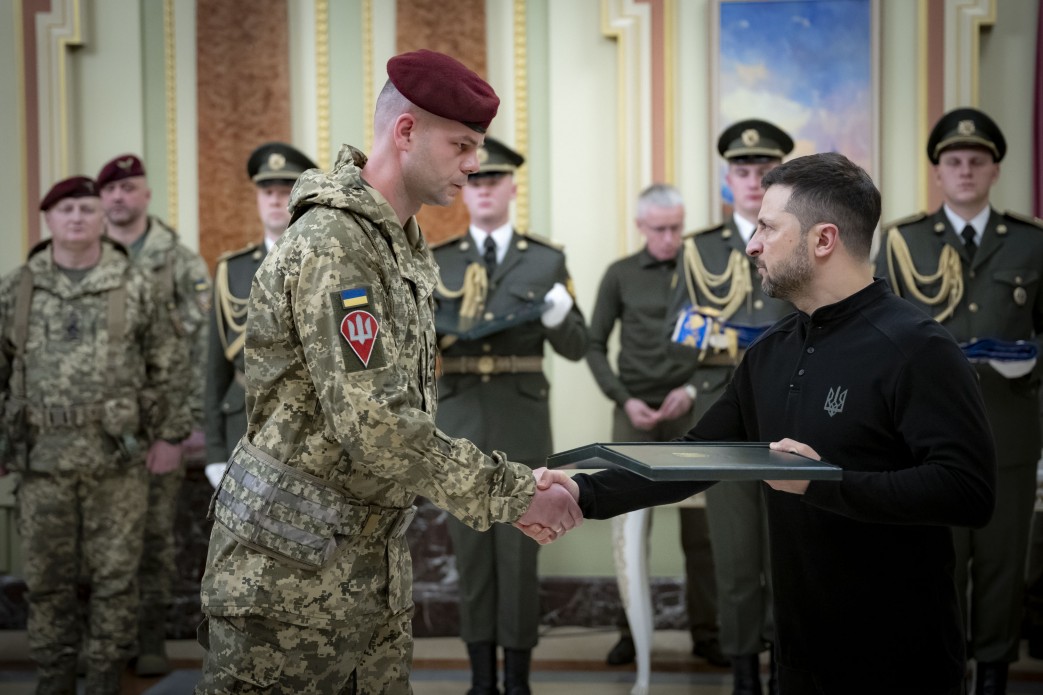 Президент України Володимир Зеленський та військові