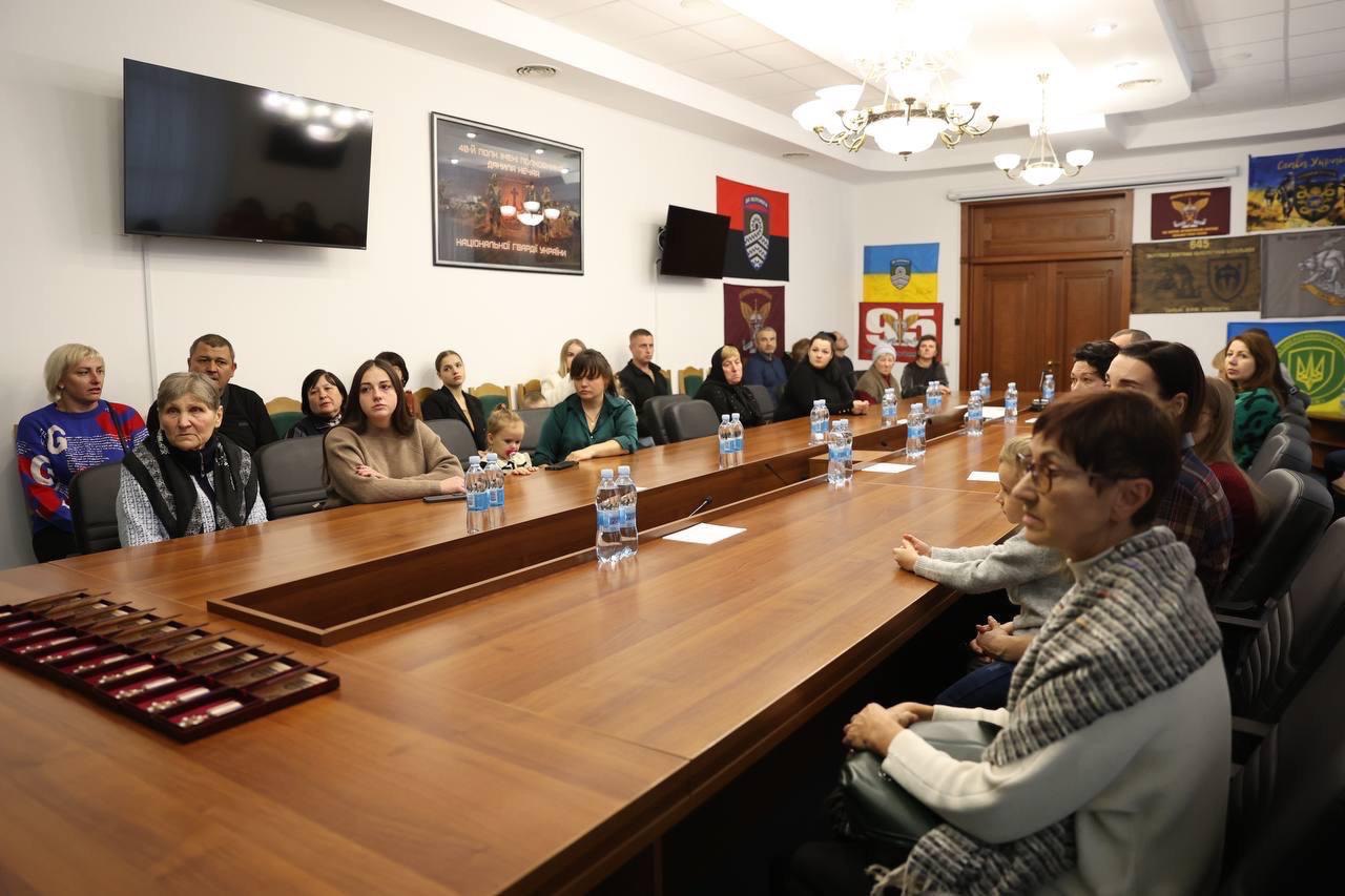 люди в приміщенні