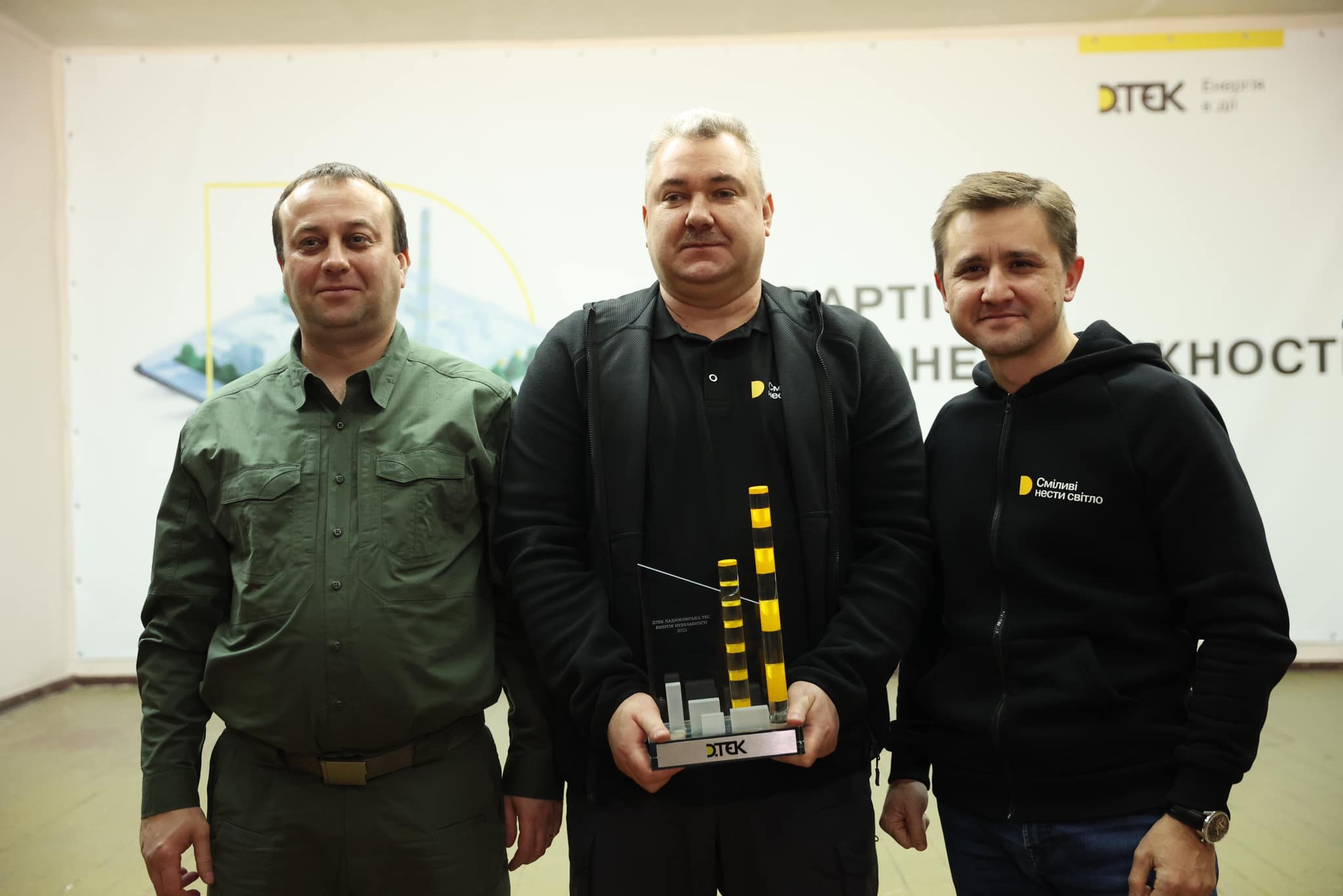 Начальник ОВА Сергій Борзов, генеральний директор ТОВ «ДТЕК ЕНЕРГО» Ільдар Салєєв та енергетик