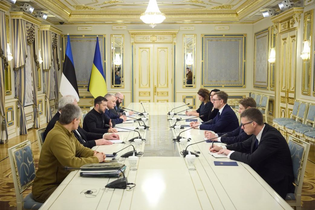 Президент України Володимир Зеленський та учасники зустрічі