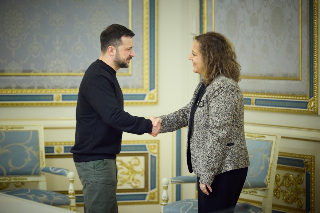Президент України Володимир Зеленський та учасниця зустрічі