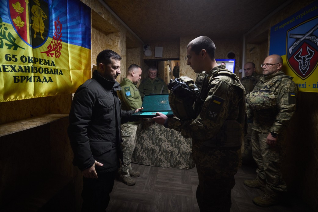 Президент України Володимир Зеленський та військові