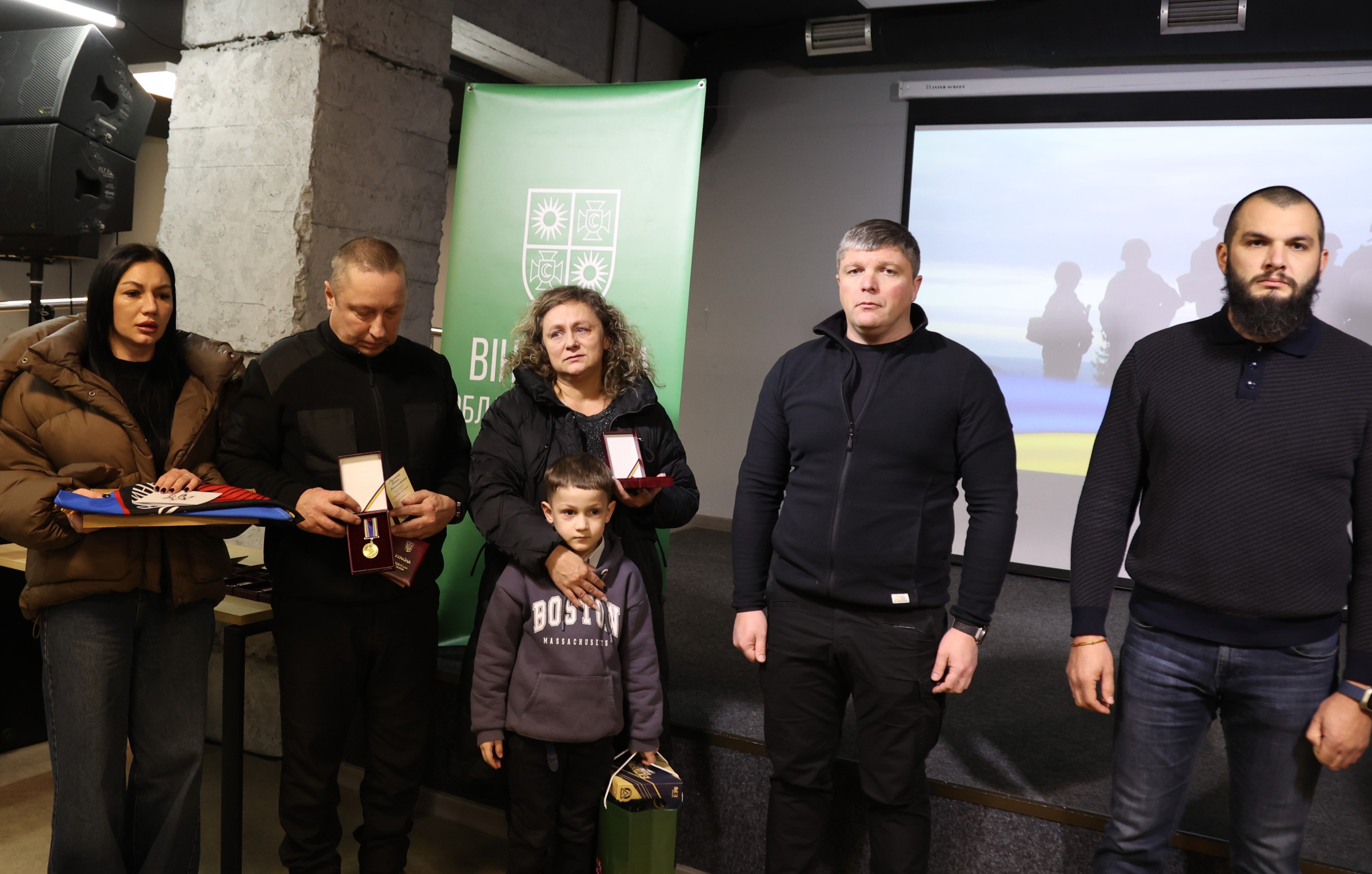 Заступник Начальника ОВА Олександр Піщик, учасник заходу та члени родини загиблого захисника, якого відзначили державною нагородою 