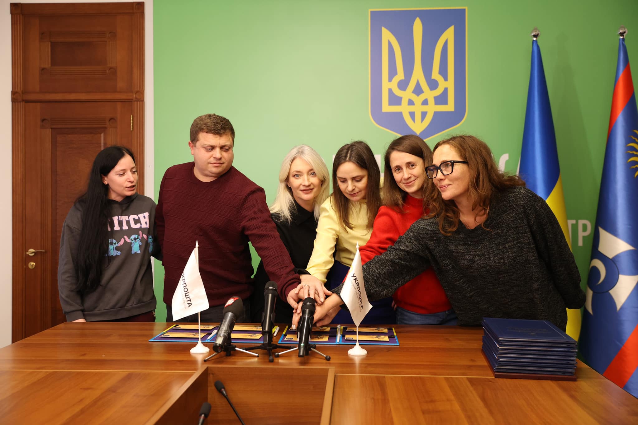 Перша заступниця Начальника ОВА Наталя Заболотна, директор з розвитку мережі вінницького регіону акціонерного товариства «Укрпошта» Оксана Шабанова, волонтери Денис Романовський, Тетяна Хитра та Наталя Жданова