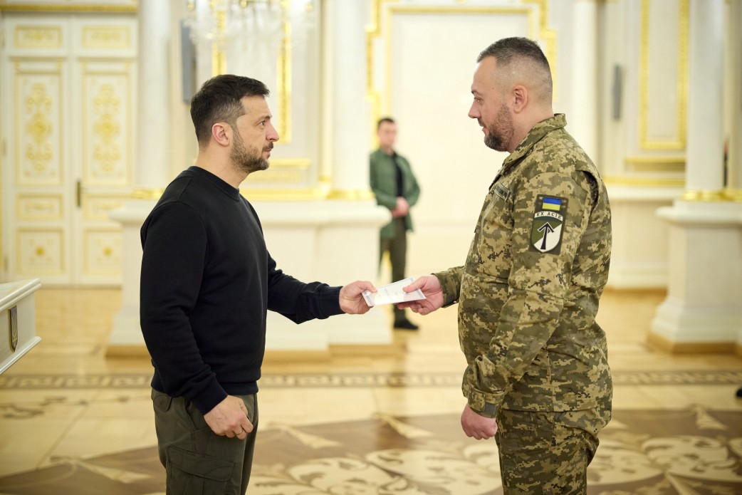 Президент України Володимир Зеленський та військовий