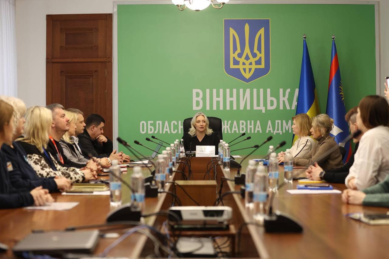 Перша заступниця Начальника ОВА Наталя Заболотна, заступник Начальника ОВА Андрій Кавунець та учасники зустрічі