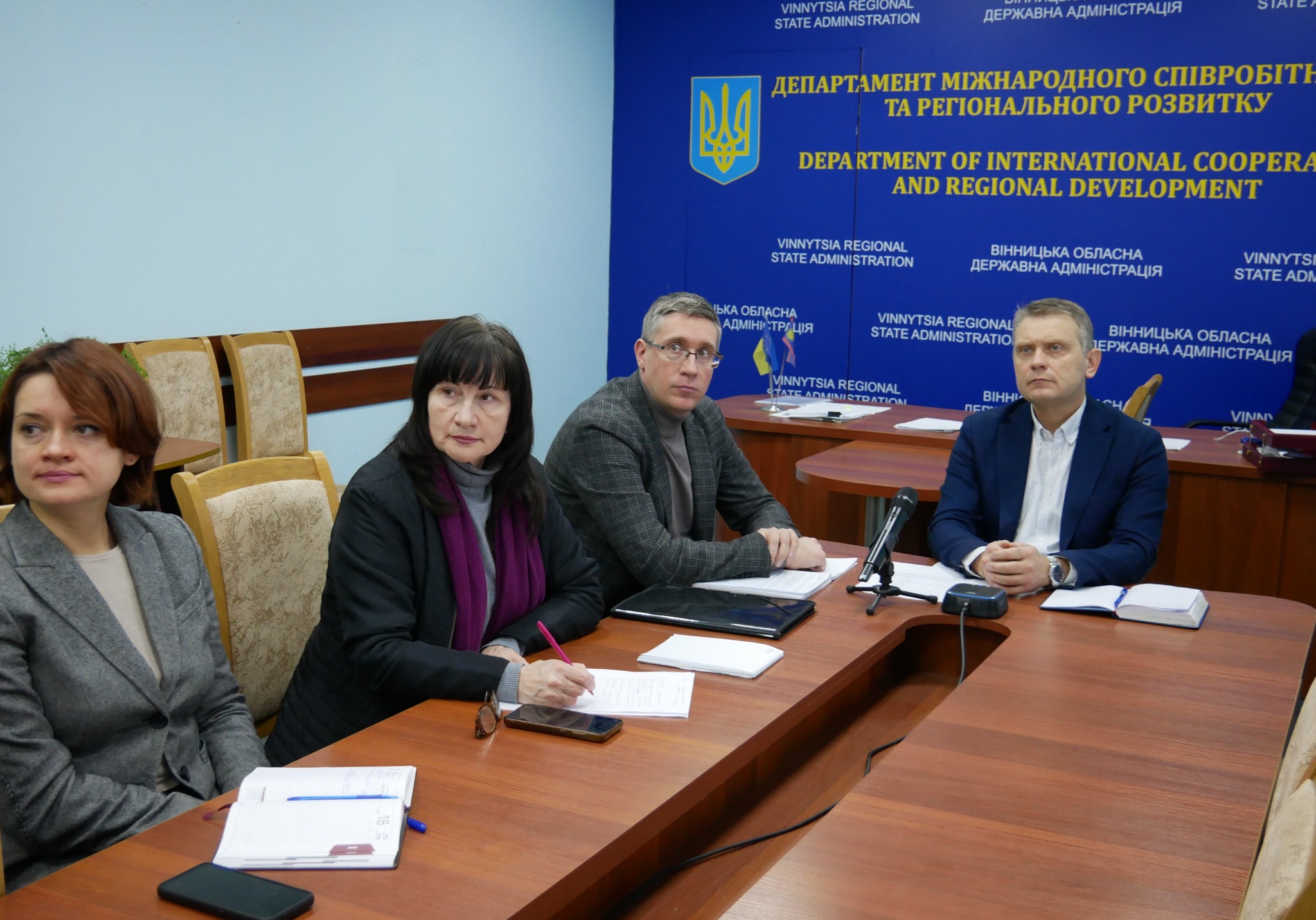 директор Департаменту міжнародного співробітництва та регіонального розвитку ОВА Ігор Цехановський, в.о. начальника управління розвитку територій та інфраструктури ОВА Владислав Валендюк та учасники зустрічі