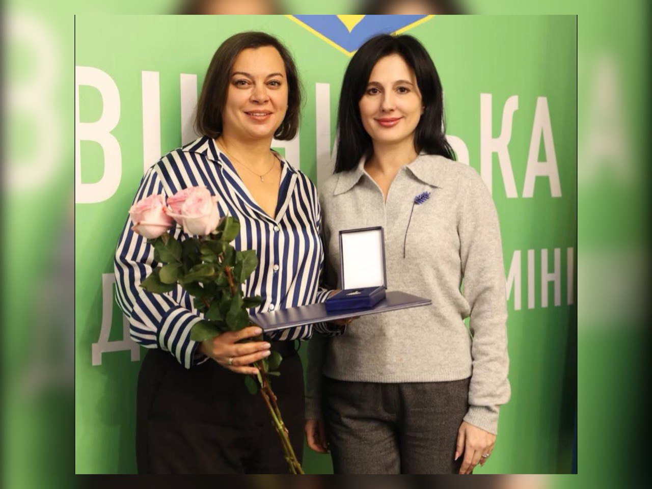Народна депутатка України Ірина Борзова та учасниця заходу, яка отримала нагороду