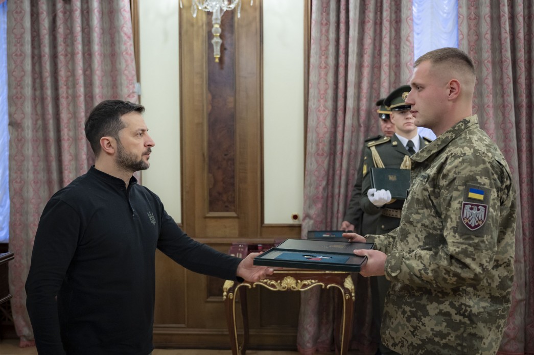 Президент України Володимир Зеленський та військовий