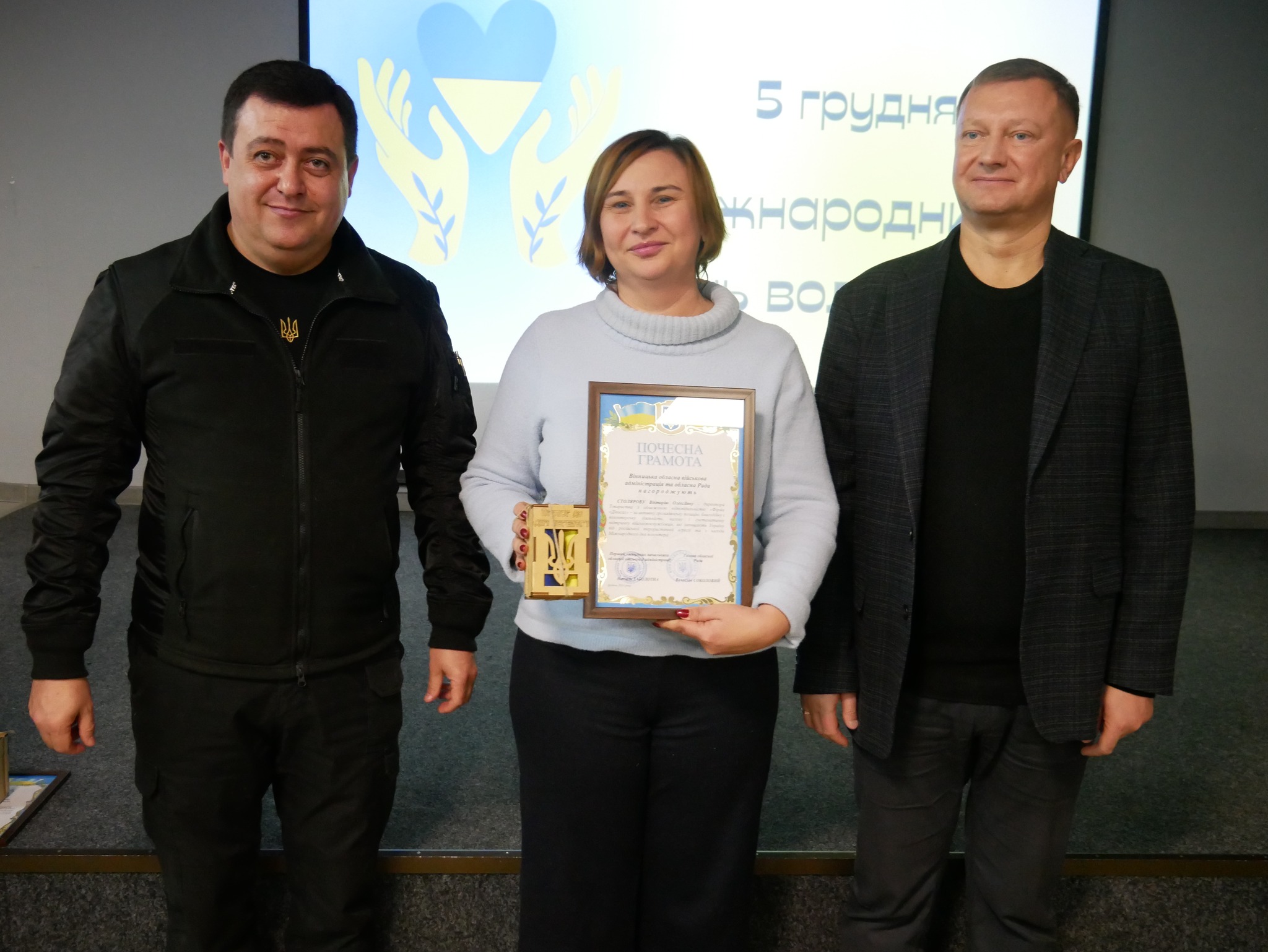 заступник Начальника ОВА Андрій Кавунець, заступник Голови обласної Ради Ігор Івасюк та учасниця нагородження