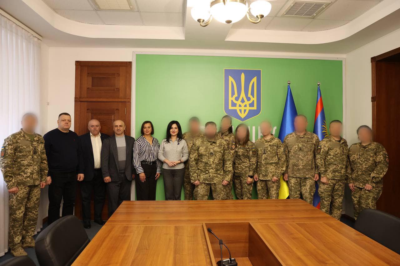 Народна депутатка України Ірина Борзова та учасники заходу, які отримали високі державні нагороди