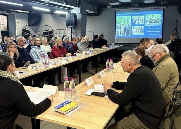 директорка Департаменту інформаційної діяльності та комунікацій з громадськістю ОВА Світлана Юзвак та учасники засідання