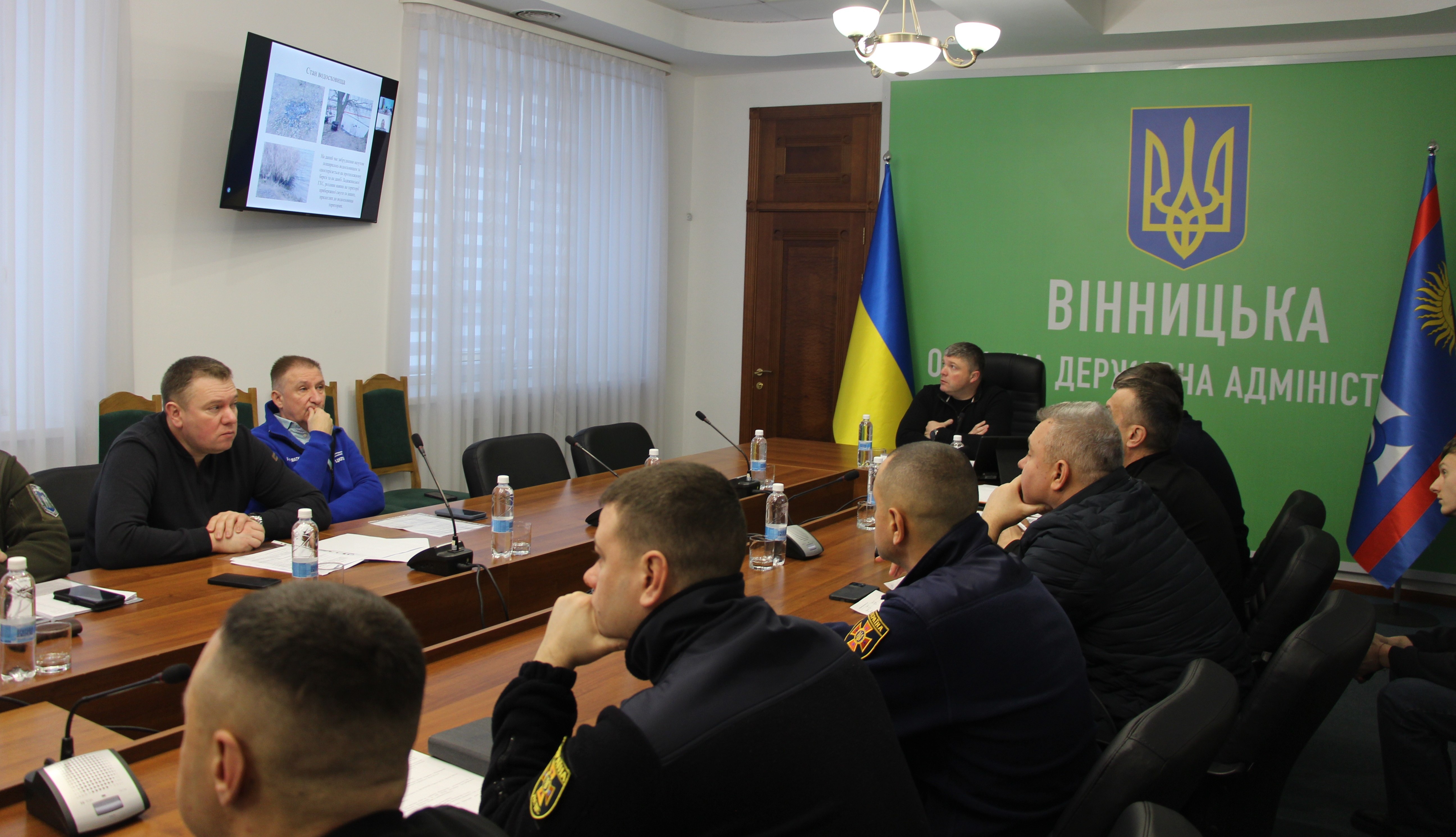 У Вінницькій ОВА провели робочу нараду з питань ліквідації наслідків потрапляння нафтопродуктів у водойму в Ладижинській громаді