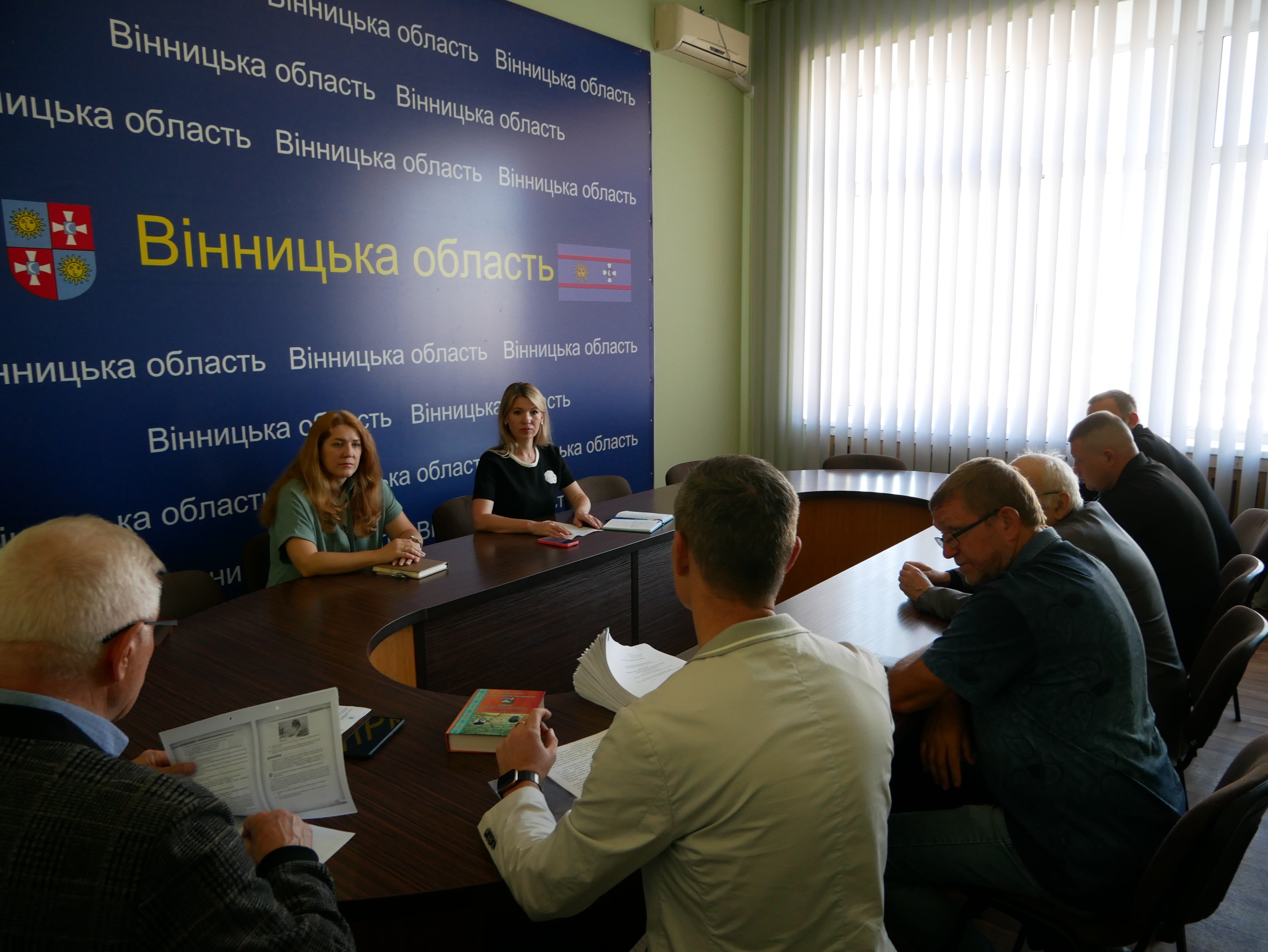 Засідання обласної комісії з реабілітації при облдержадміністрації. Люди сидять за круглим столом Засідання обласної комісії з реабілітації при облдержадміністрації. Люди сидять за круглим столом