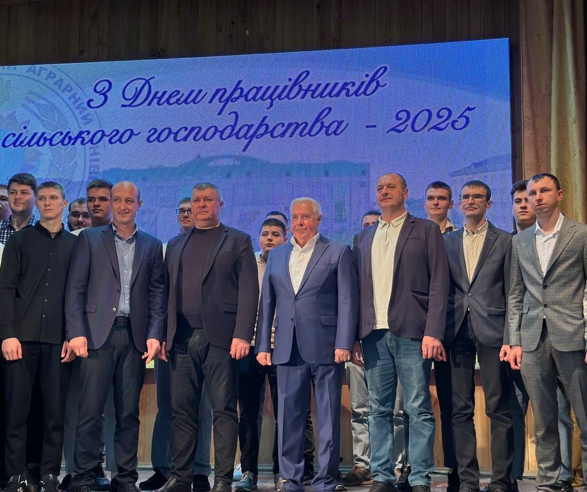 На сцені стоїть багато людей 