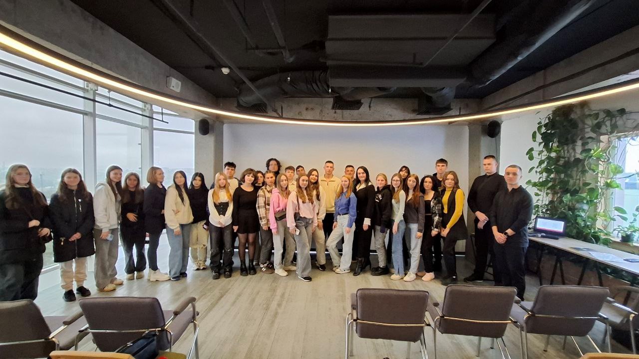 Група людей фотографується у приміщенні