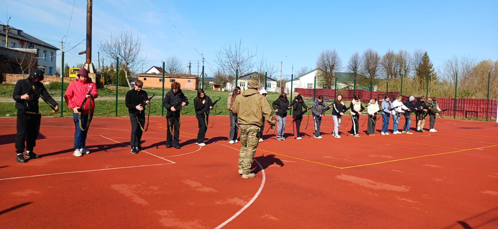 Інструктор навчає учнів як правильно володіти зброєю