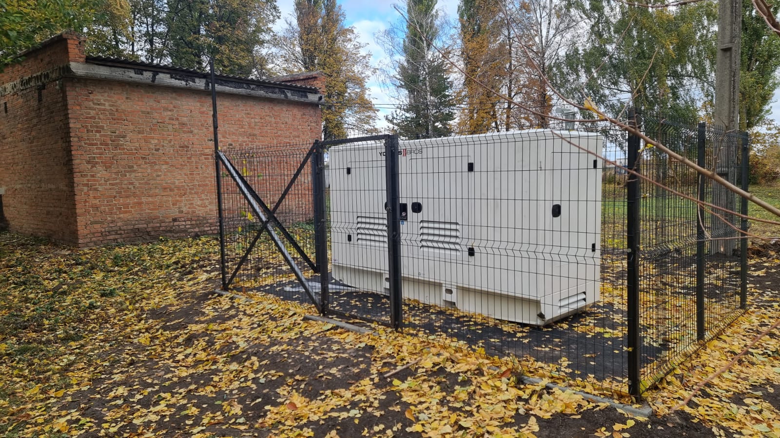 Лікарняний генератор, встановлений на вулиці на спеціально обладананому місці